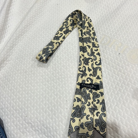 Christian Dior Tie in Excellent condition beautiful print - Picture 7 of 7